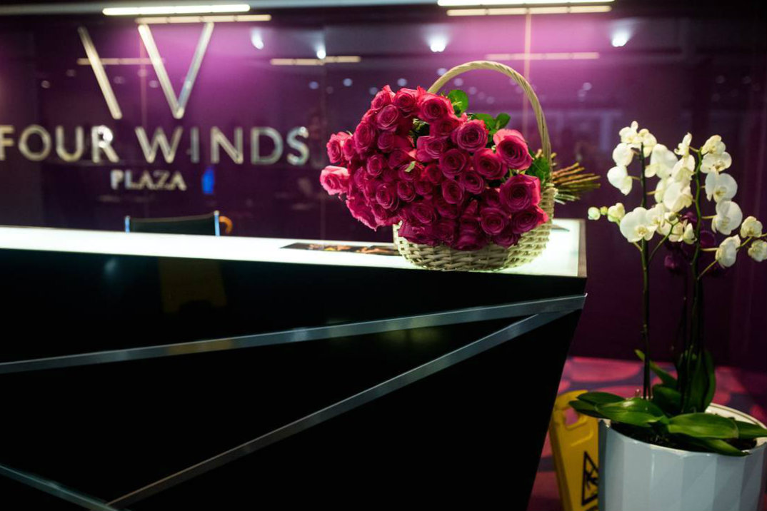 цветы в бизнес центре 4 Winds Plaza